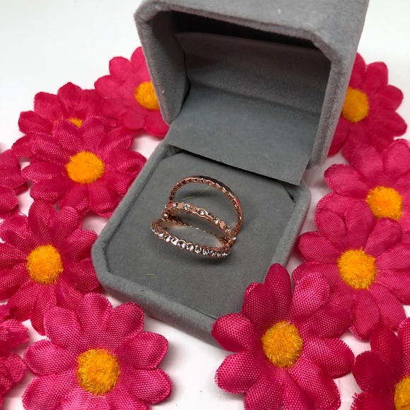 💰SOLD💰💵🎁 Rose Gold & Diamond Stackable Fashion Rings - Picture 1 of 3